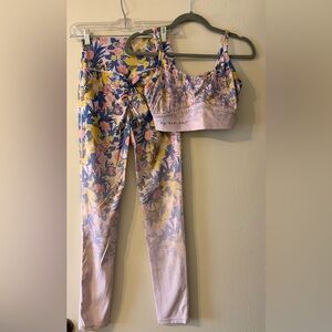 Noire Blanc scrunchy butt yoga set